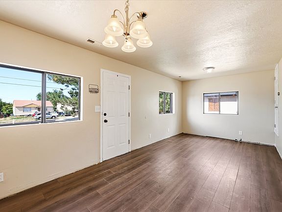 4th image of 390 E Utah Ave