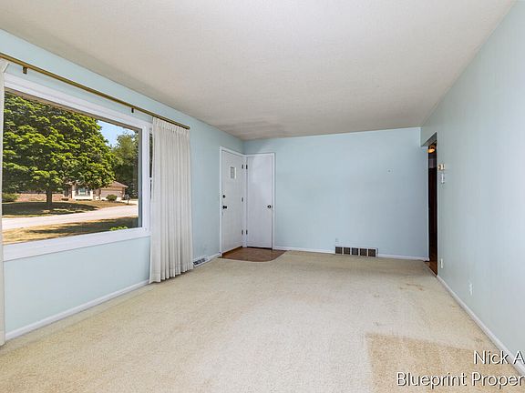 3rd image of 3526 Keswick Dr NE