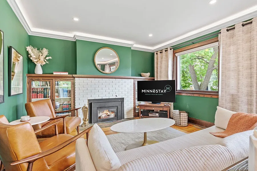 2 bed, 1.5 bath, 1735 sqft, $3,400 — Photo 2