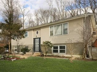 15 Red Oaks Mill Rd, Poughkeepsie, NY 12603