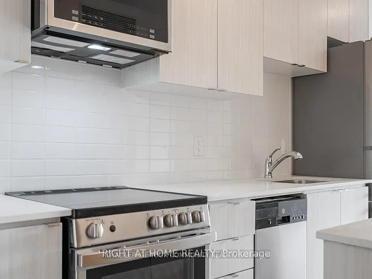 2433 Dufferin St #606 — Photo 4