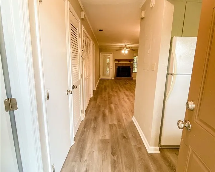 1104 Green Tree Ct #E — Photo 26