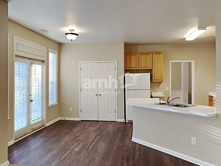 401 Lochmere Ct — Photo 9