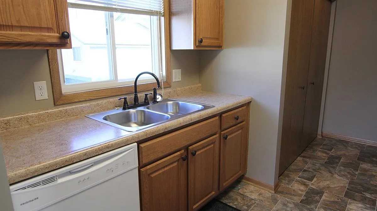 2 bed, 1048 sqft, $1,800 — Photo 4