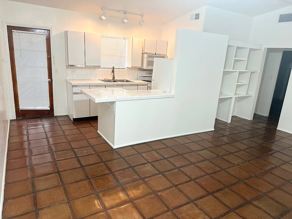 Building Photo - 561 S Highland Dr #4