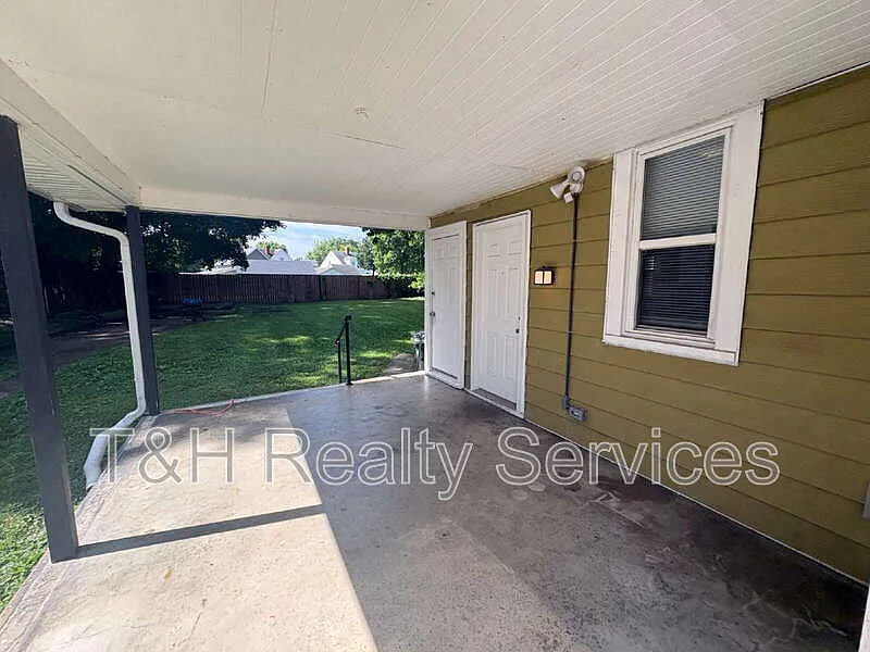 3 bed, 1.5 bath, $1,300 — Photo 2