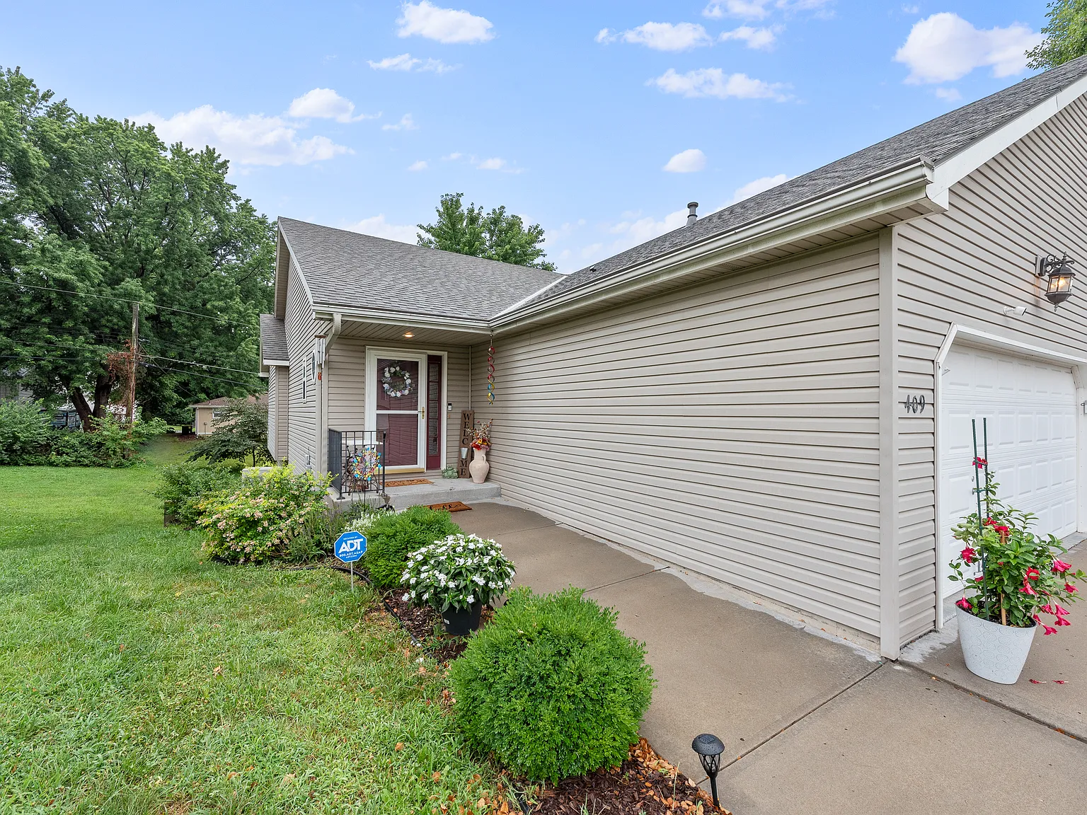 3 bed, 2052 sqft, $3,556 — Photo 3