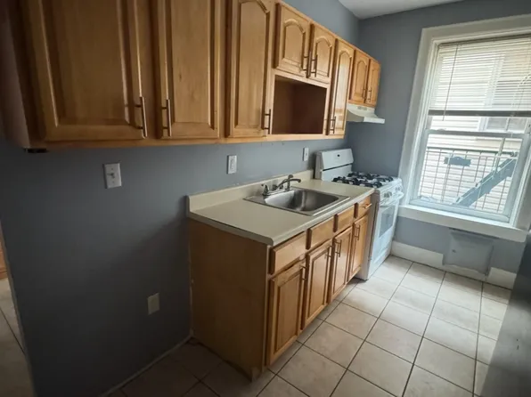 130 W 47th St APT 23, Bayonne, NJ 07002