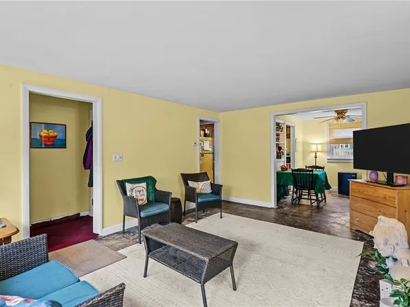 44 Capron Farm Dr, Warwick, RI 02886