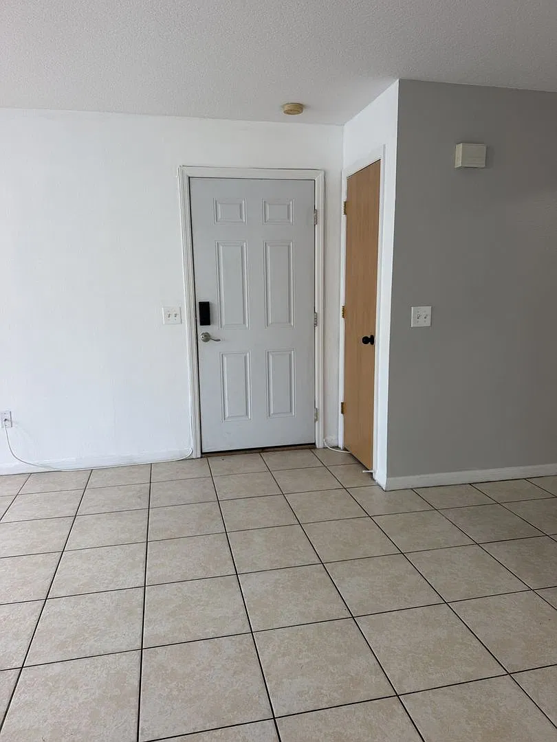 Ground Floor Spacious Condo in Gated Community — Photo 4