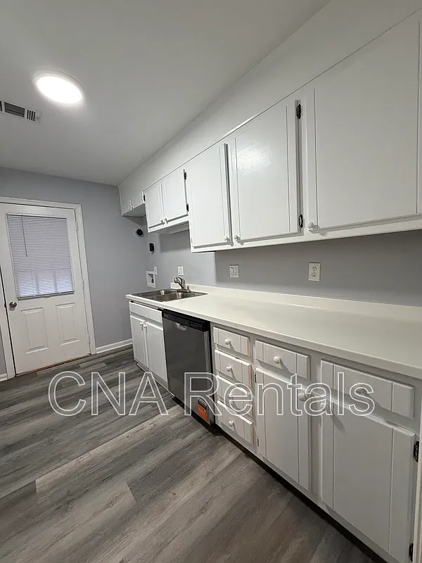 3 bed, 1.5 bath, 1156 sqft, $1,800 — Photo 4
