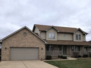 221 Crestview Ln, Dyer, IN 46311