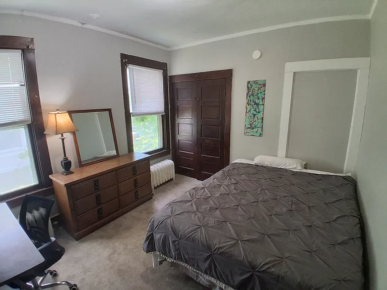 517 E State St — Photo 3