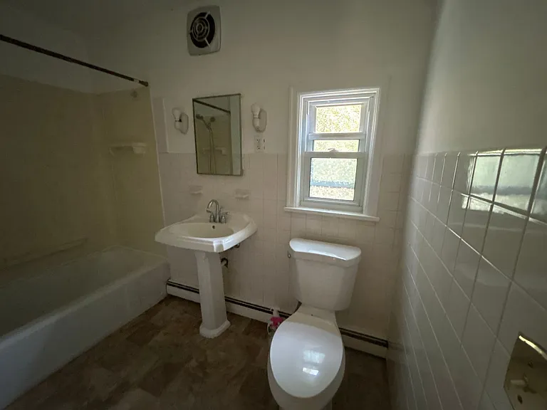 526 Winslow Ave E — Photo 7
