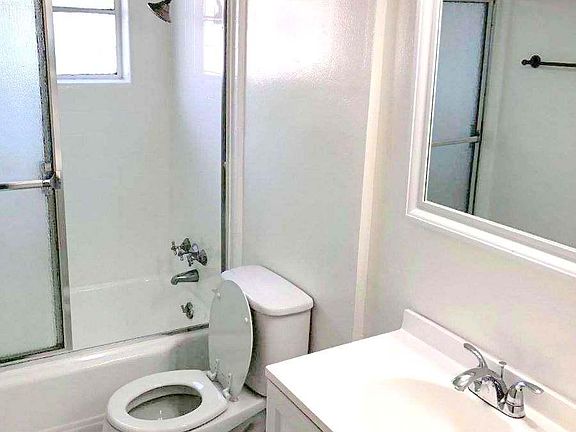 4th image of 328 N Louise St #132
