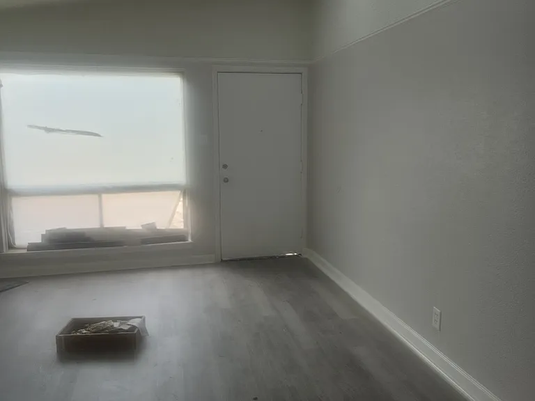 Vaulted Ceiling in Livingroom and Kitchen