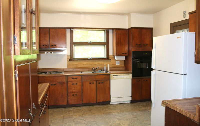 5th image of 1067 Davis Terrace