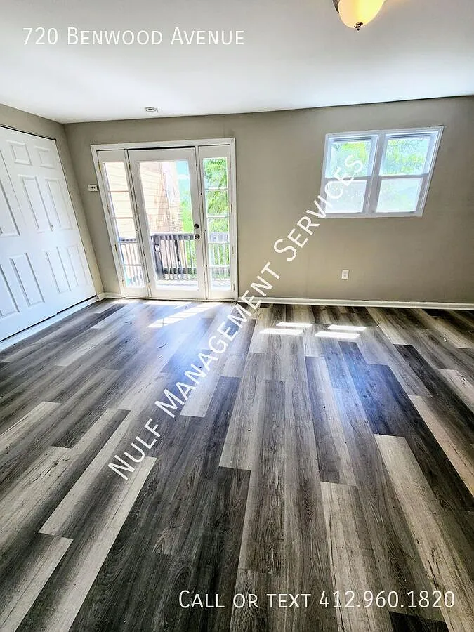 2 bed, 2 bath + bonus room in McKees Rocks — Photo 2