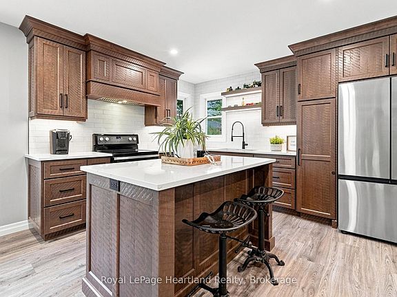 5th image of 3042 Albert St