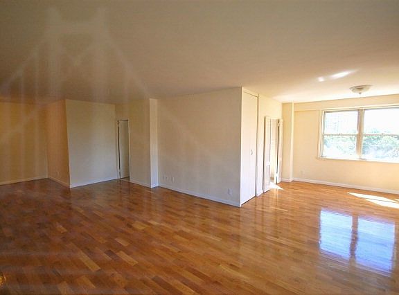 3rd image of 3777 Independence Ave APT 6L
