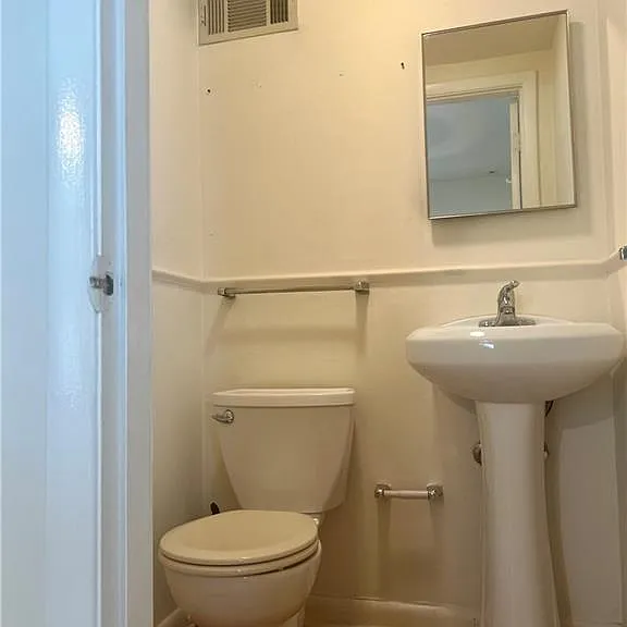 2429 Glenwood Dr NE #B — Photo 7