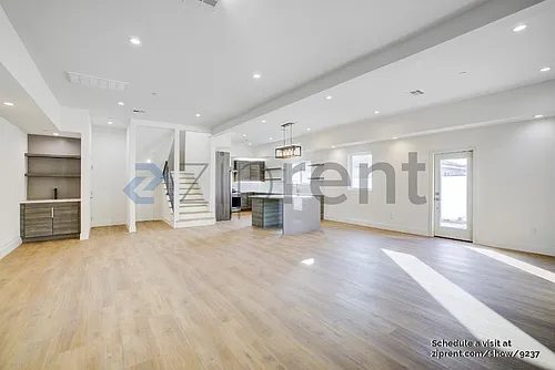 5637 1/2 Riverton Ave Photo 1