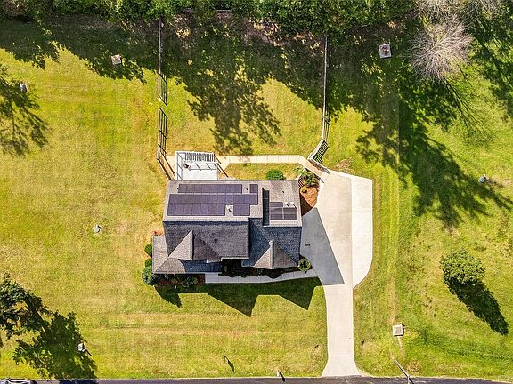 3rd image of 290 Cameron Dr