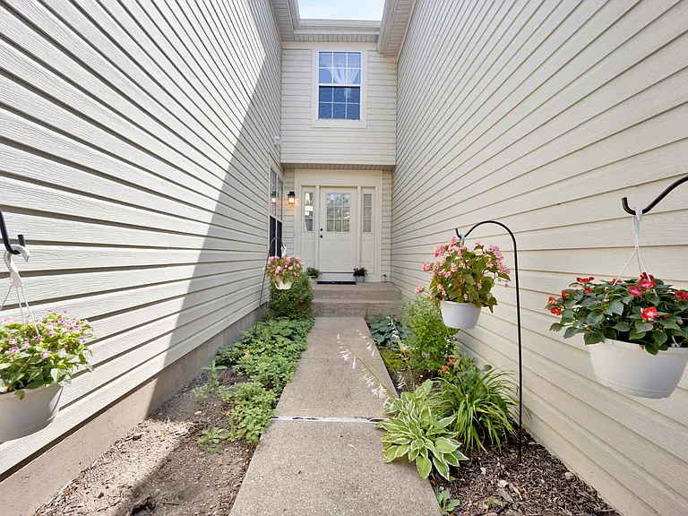 2164 Seaver Ln — Photo 2