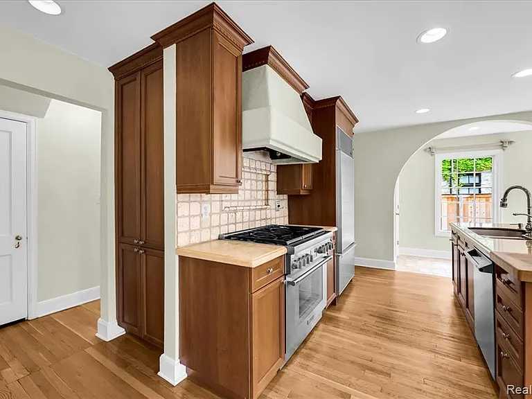 455 Linden Rd — Photo 17