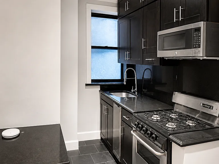 434 W 52nd St #7 — Photo 2