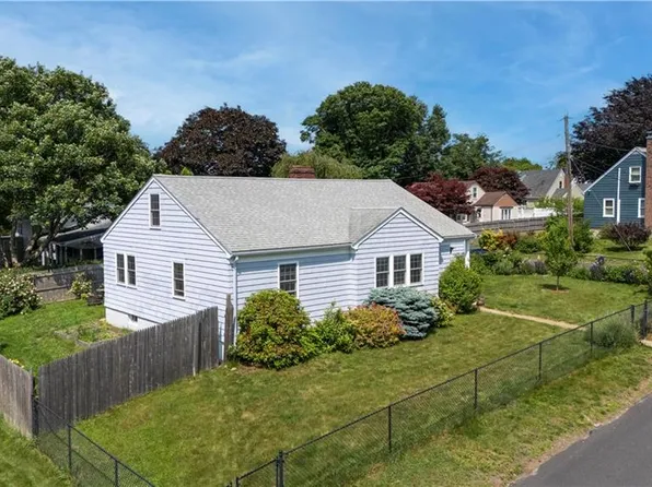 98 Haskins Ave, Tiverton, RI 02878