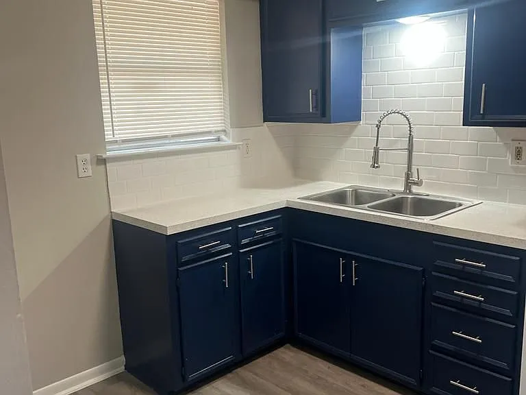 1412 Avenue C — Photo 8