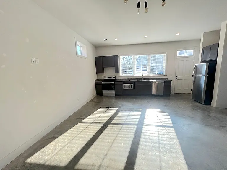 1212 E Broad St — Photo 5