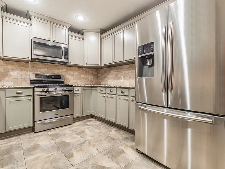 1906 Dorchester Dr — Photo 10