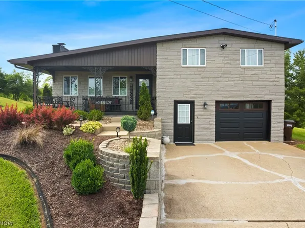 2506 Valley View Dr, Belpre, OH 45714