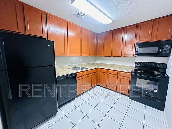 2nd image of 3999 Versailles Dr #F