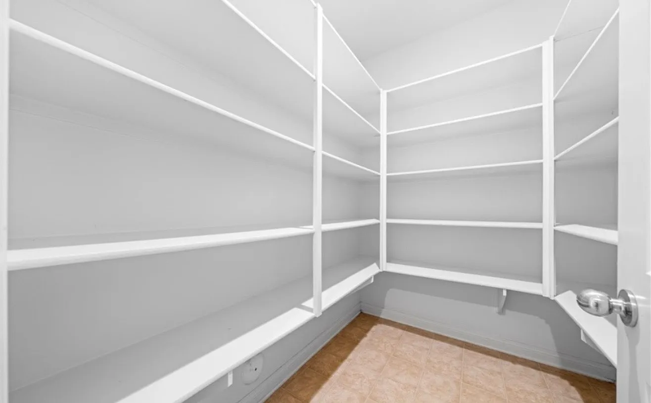 8 bed, 4860 sqft, $899 — Photo 2