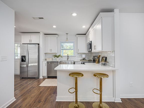5th image of 2725 Druid Dr