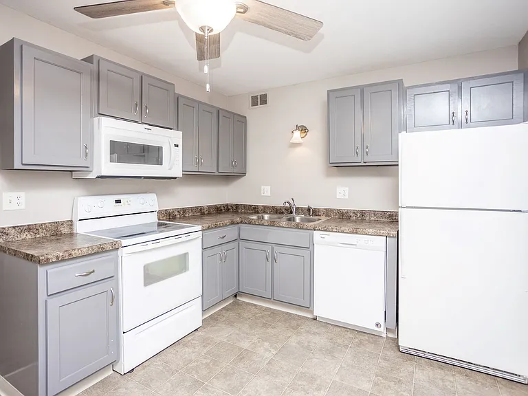 Windsor Chateau - Move in special- FREE GARGAE! — Photo 22