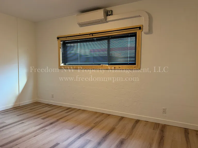 105 W Walnut St — Photo 15