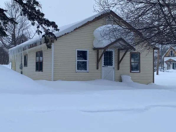 902 Lizzie St, Sault Sainte Marie, MI 49783