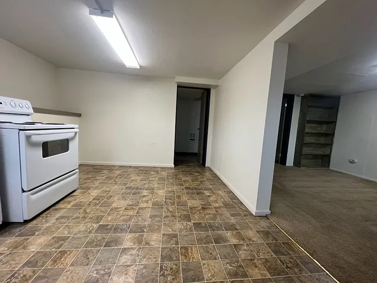 2524 Division St — Photo 6