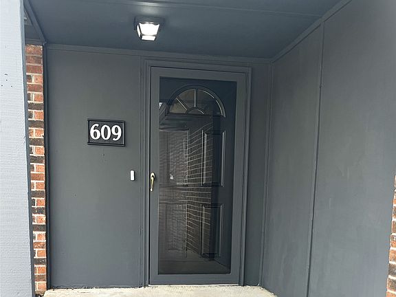 2nd image of 609 Willow Ct