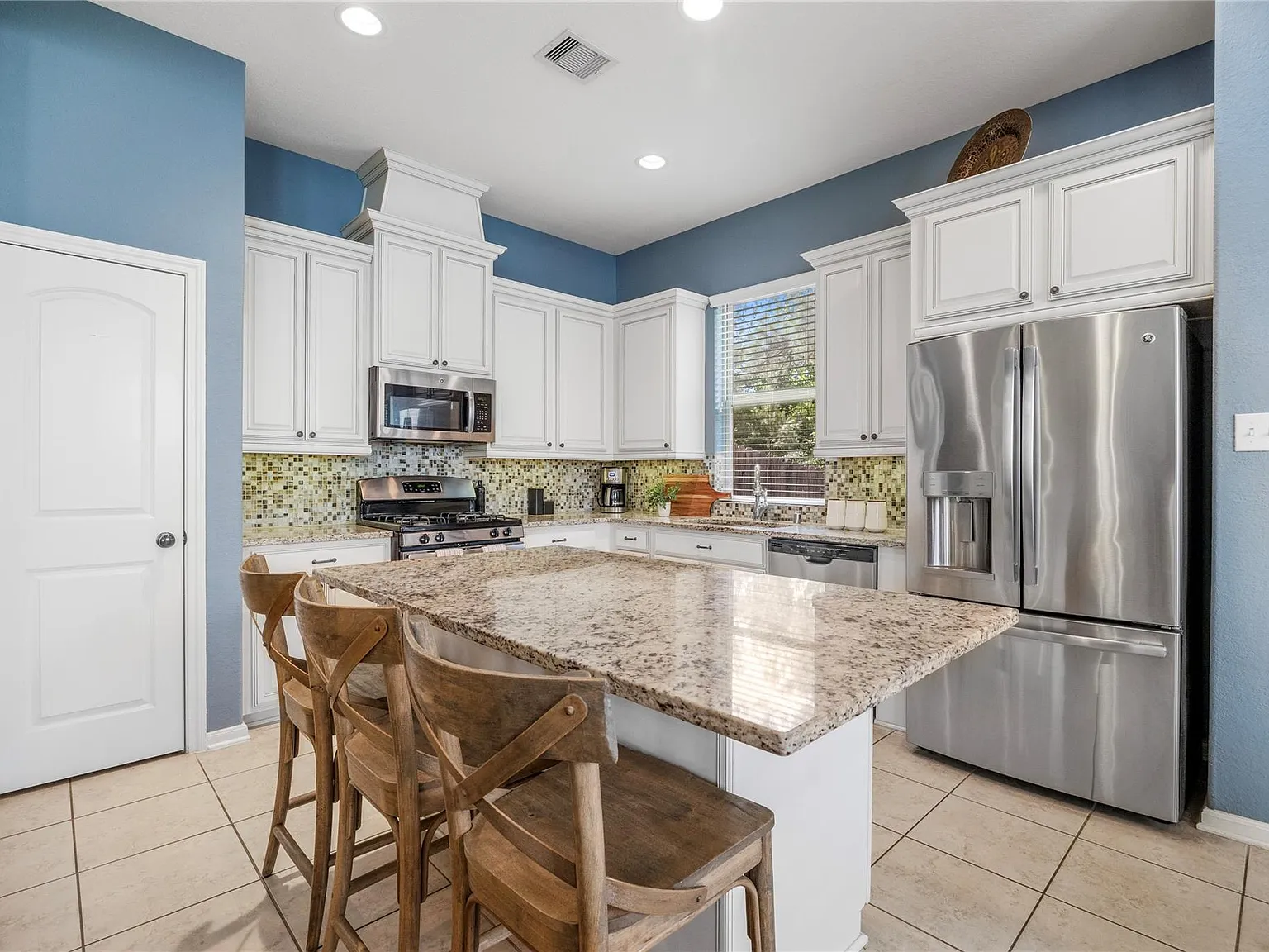 3 bed, 2.5 bath, 1954 sqft, $2,000 — Photo 1