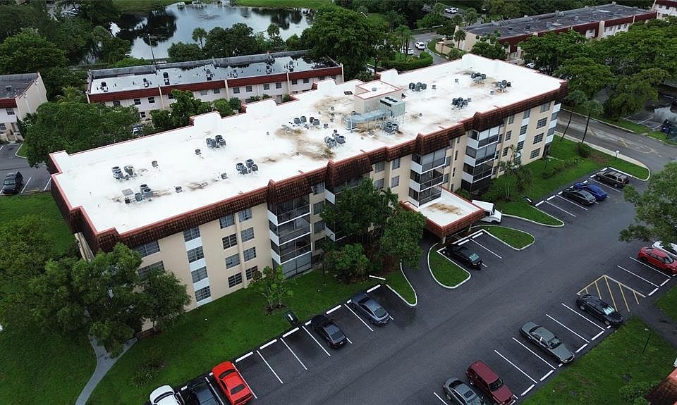 1st image of 4152 Inverrary Dr APT 202