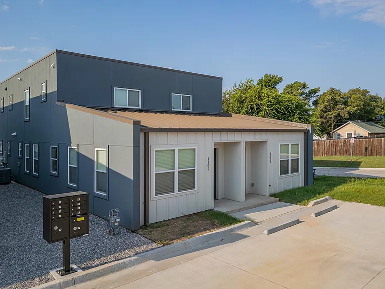 1102 E Hurd St #C — Photo 17