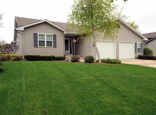 888 Foxglove Dr, Sun Prairie, WI 53590