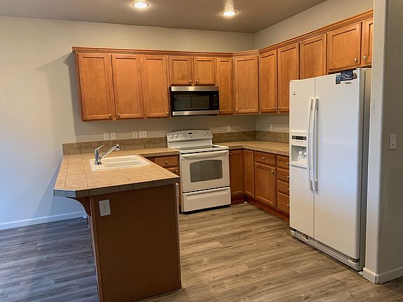 4th image of 5811 NE 59th Cir