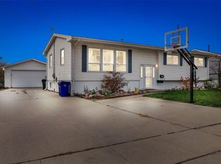 3313 Crestwood Dr NW, Cedar Rapids, IA 52405