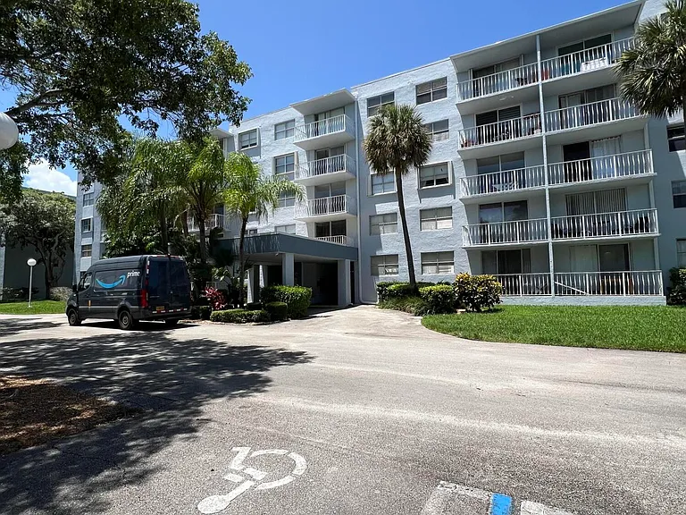 480 Executive Center Dr #2D — Photo 2